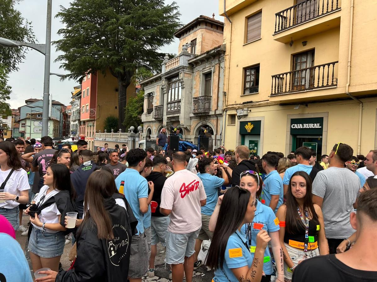En imágenes: así fue la celebración de las peñas por el centro de Tineo En imágenes: así fue la celebración de las peñas por el centro de Tineo