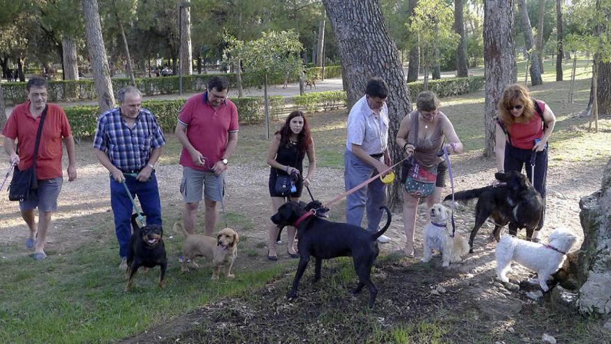 Un grup de propietaris al Parc Bosc demanant espais per a gossos (arxiu)