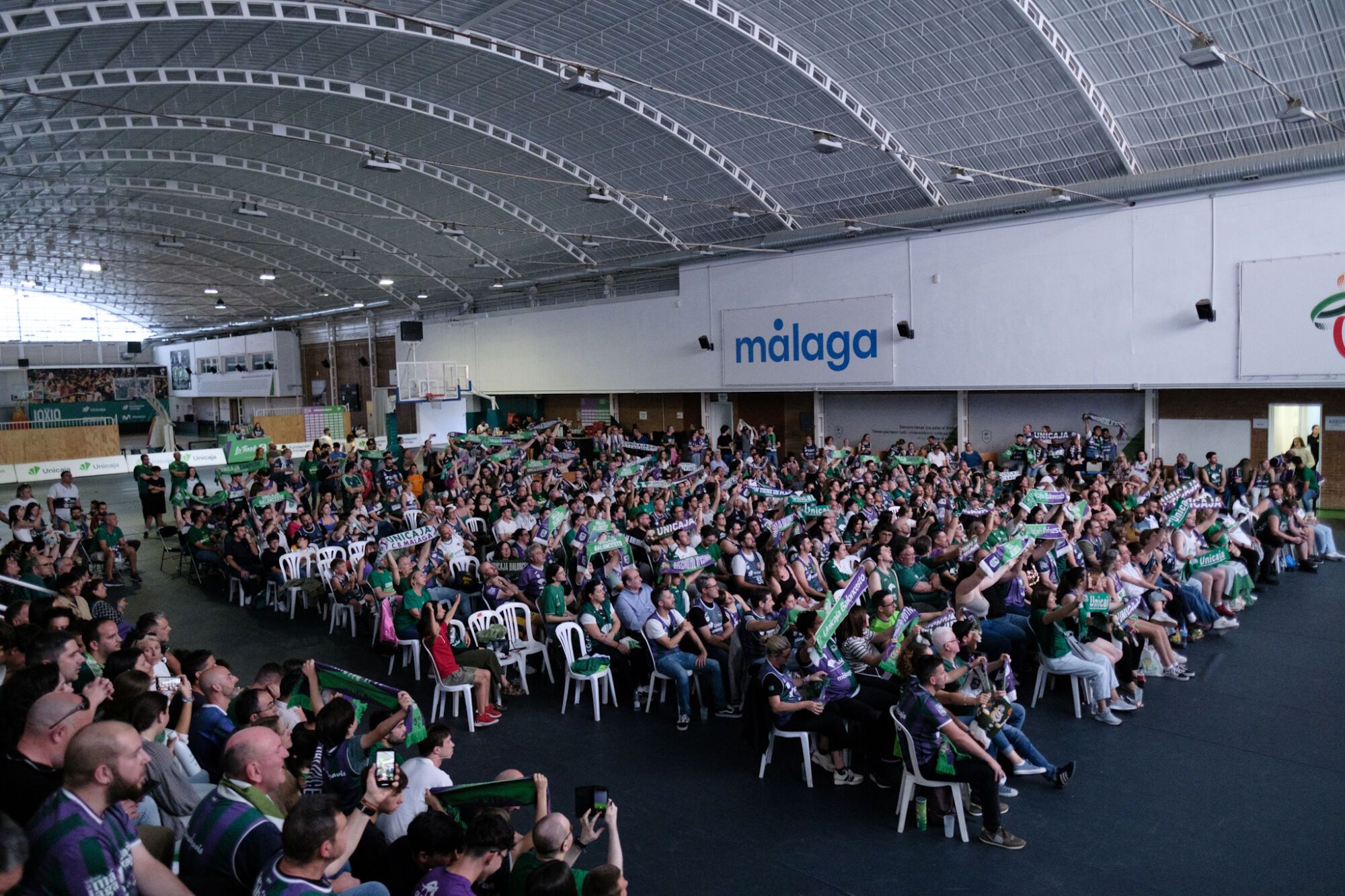 La afición del Unicaja sigue la final de la BCL en Los Guindos