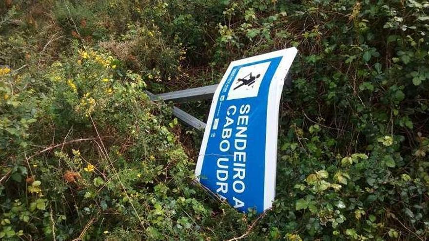 Uno de los carteles arrancados en el sendero de Udra.