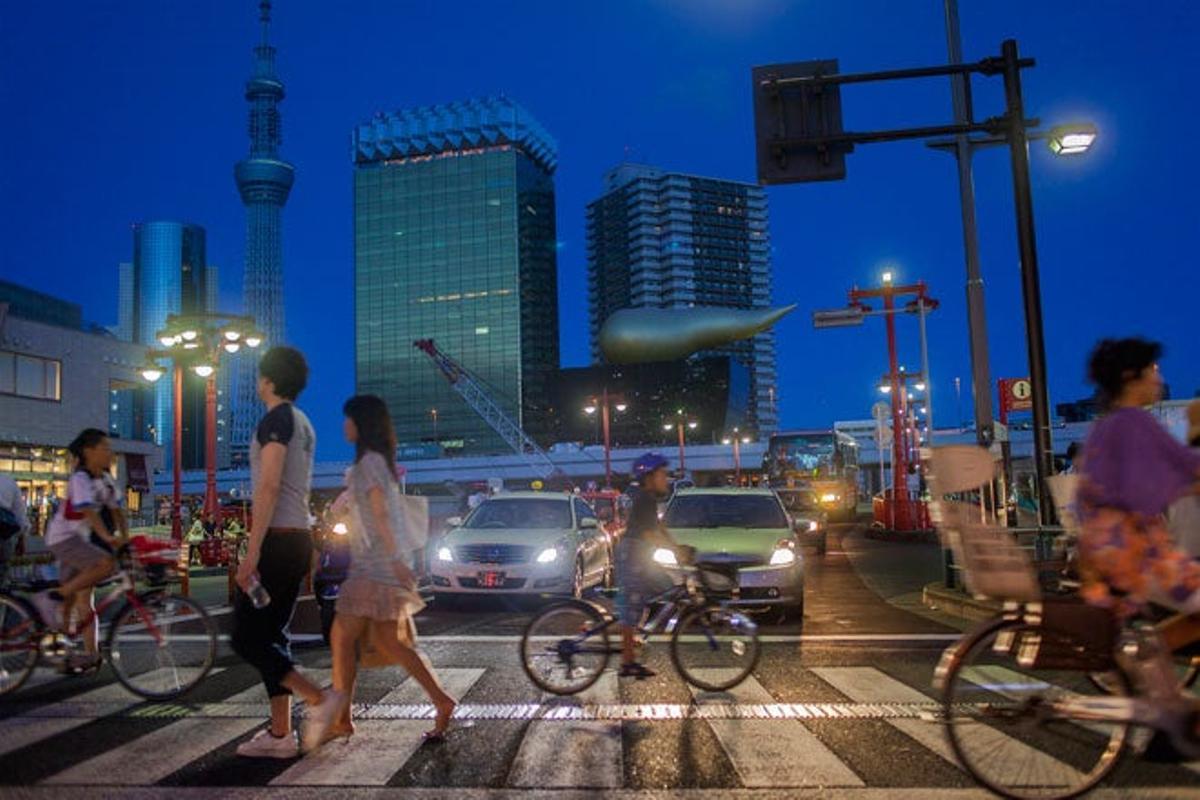 Uno de los cruces de Tokio, con la torre Skytree y el Asahi Beer Hall, edificio inaugurado en 1989 y firmado por el francés Philippe Starck, que lo coronó con su famosa llama dorada.