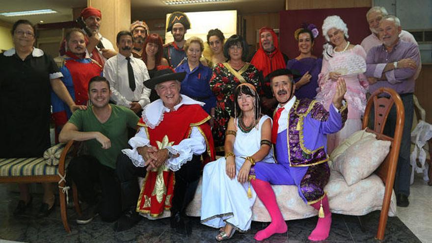 El elenco de Un marido de ida y vuelta, en su penúltimo ensayo ayer, en un local de Ciudad Jardín.