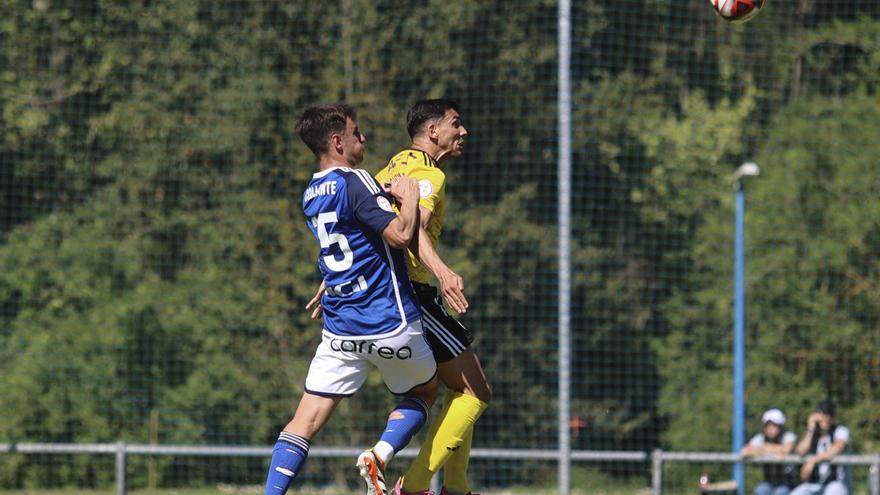 El Vetusta, a un paso del abismo: la derrota contra el Compostela deja prácticamente descendido al filial azul (0-1)