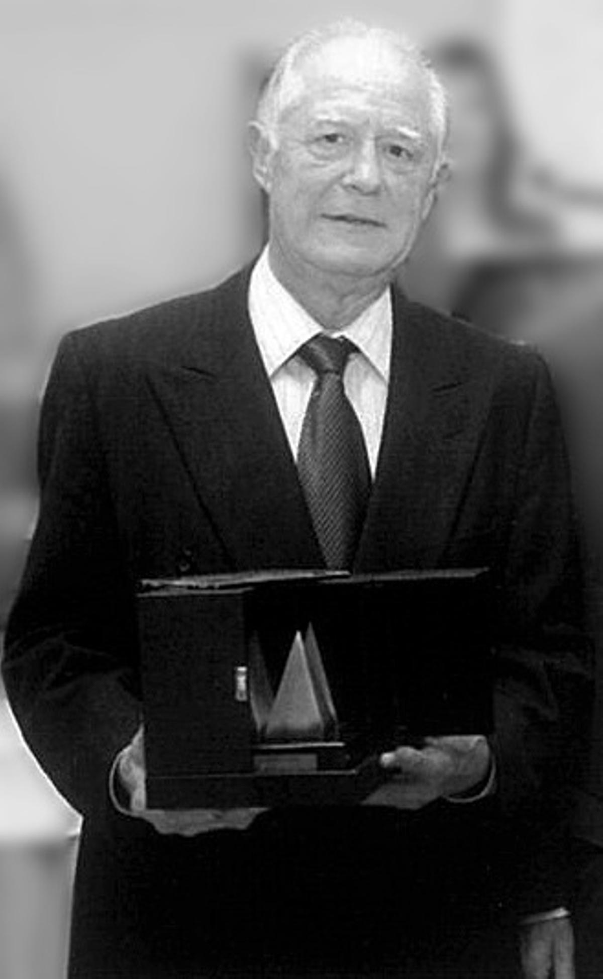 Miguel Garcia Besó, amb un dels premis que va rebre.