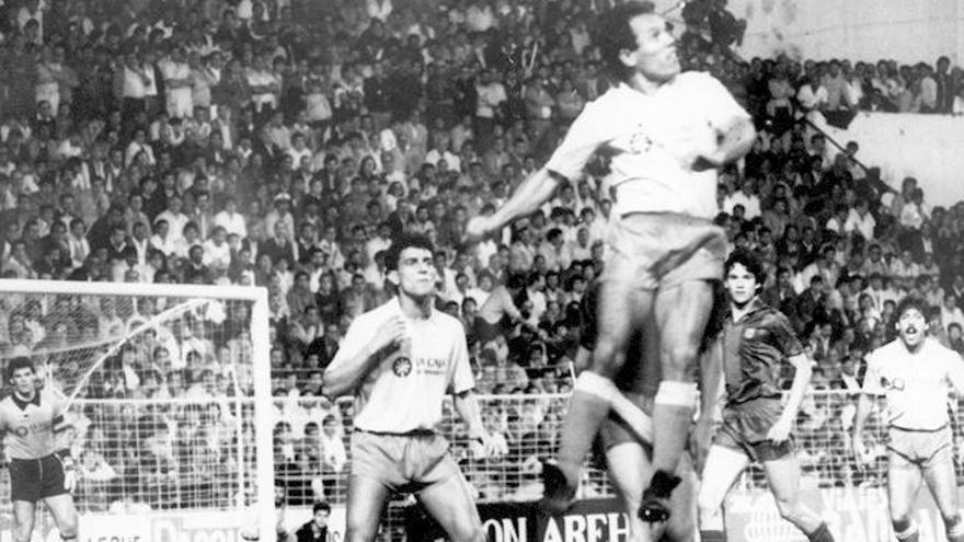 Félix despeja de cabeza, ante Sergio Marrero, en el duelo de Liga en el Insular ante el Barça, en 1986.