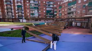VIENTO | Cae una pérgola de 20 metros en Badalona, láminas del techo del Hospital de Bellvitge y decenas de árboles en L'Hospitalet