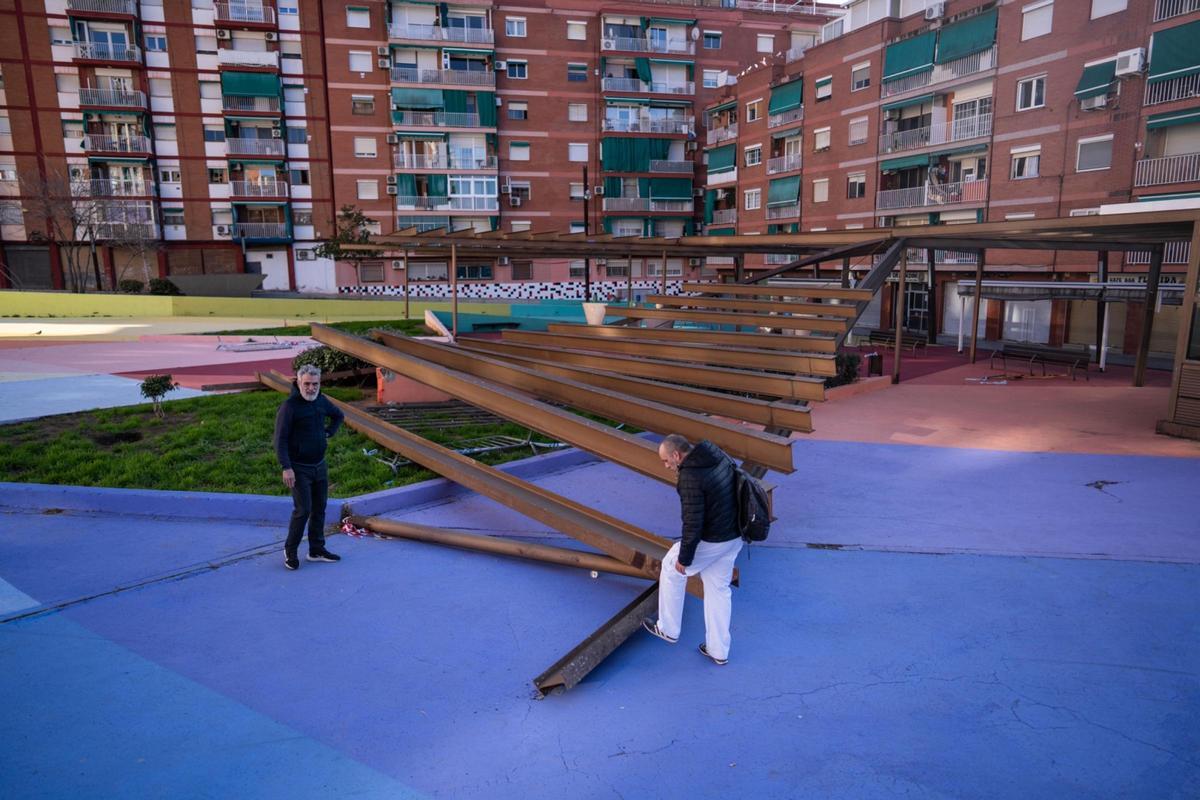 Pérgola caída en la plaza de la Dona de Badalona por el fuerte viento de este jueves