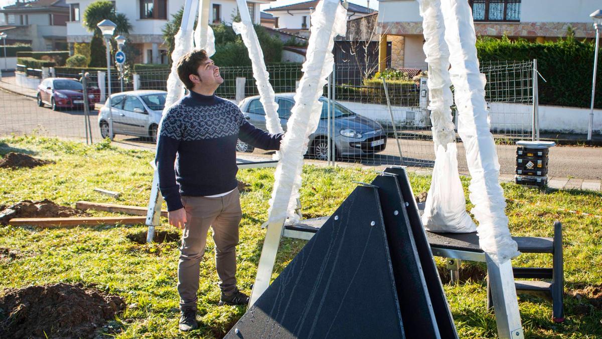 Pelayo Suárez, ante los nuevos elementos del parque de aventuras