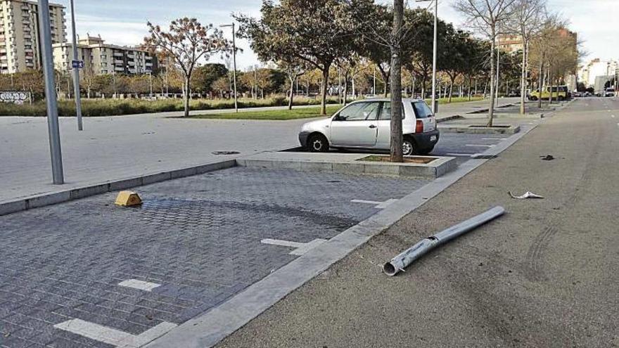 Der Ampelpfosten, das Nummernschild des Pkw und weitere Teile blieben auf der Straße liegen.