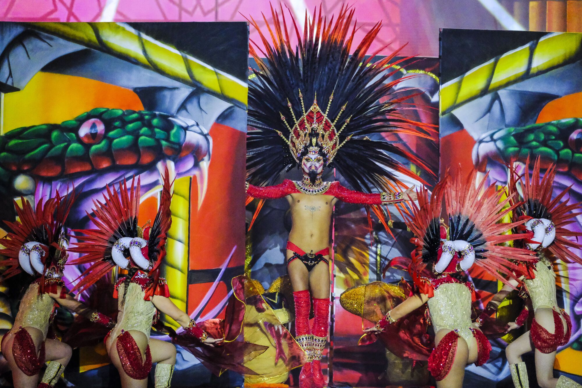 Número 2. Drag Hefesto (Yeremi González Hernández) Con el patrocinio de Ángel Díaz Tattoo y un diseño de Néstor Santana presenta el espectáculo ¡Uf! ¡Qué mal genio, guapa!