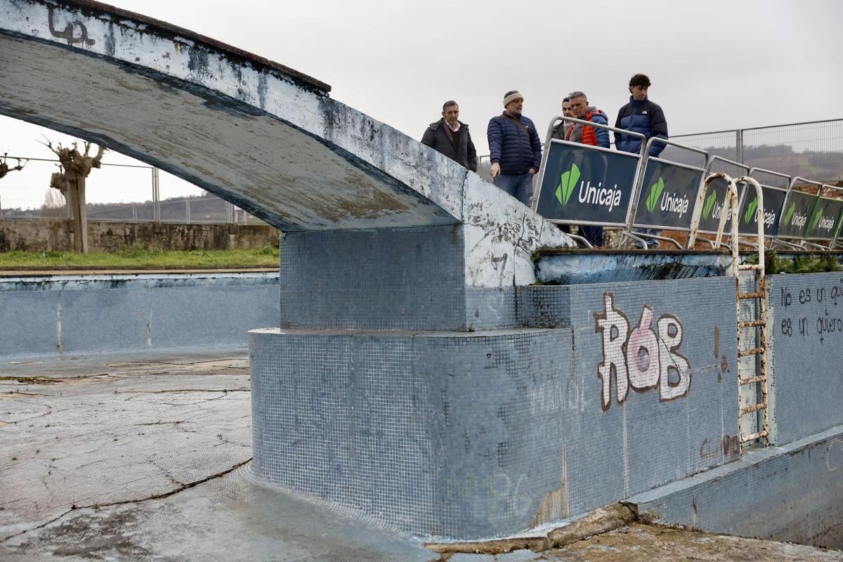 La visita de los técnicos a la piscina de la Laboral, en imágenes