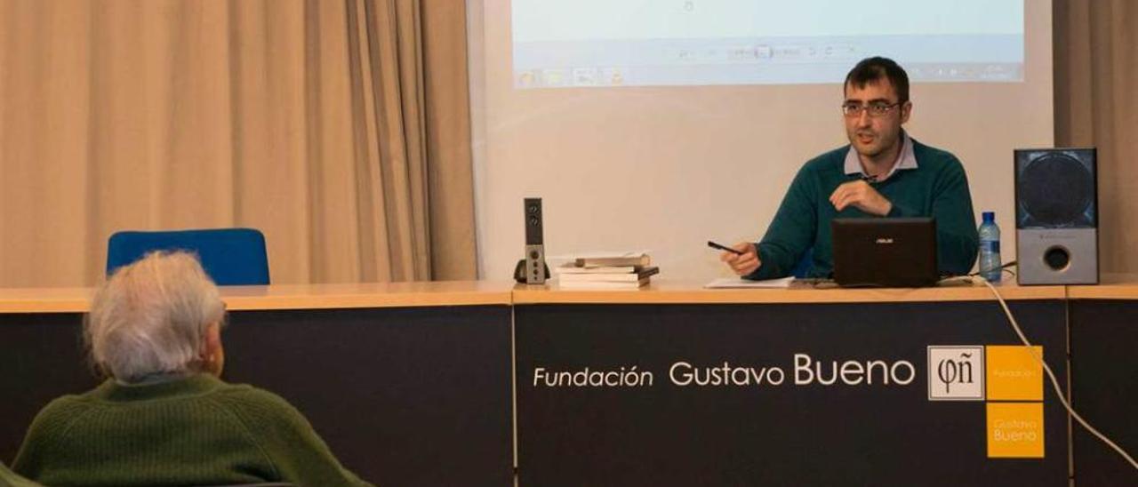 Raúl Angulo, durante su conferencia de ayer en Oviedo, con Gustavo Bueno en primera fila de espaldas.