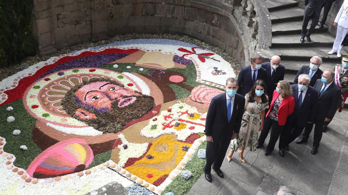 La alfombra elaborada en el año 2020 en la Ofrenda al Apóstol, con la presencia de los Reyes y demás autoridades.