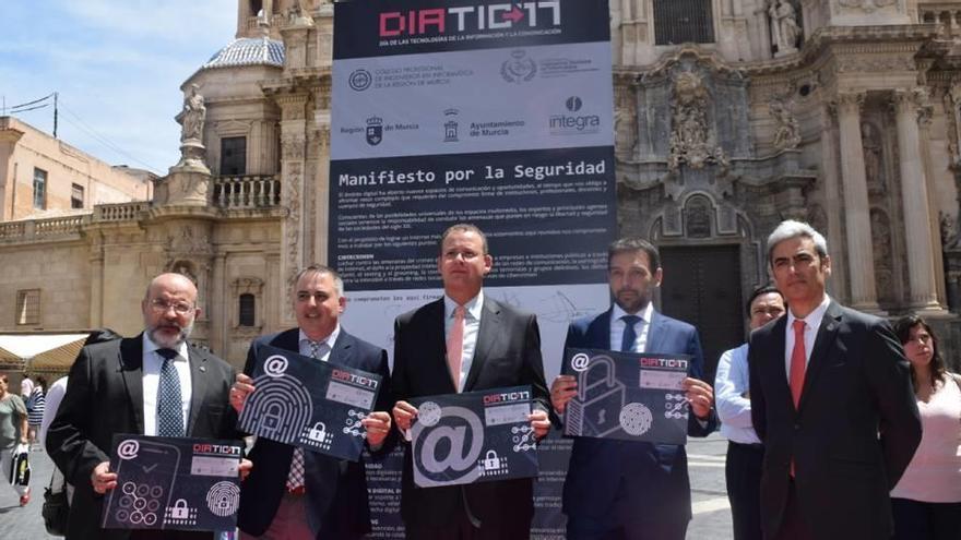 Autoridades y expertos participantes en las jornadas inauguradas ayer en Murcia.