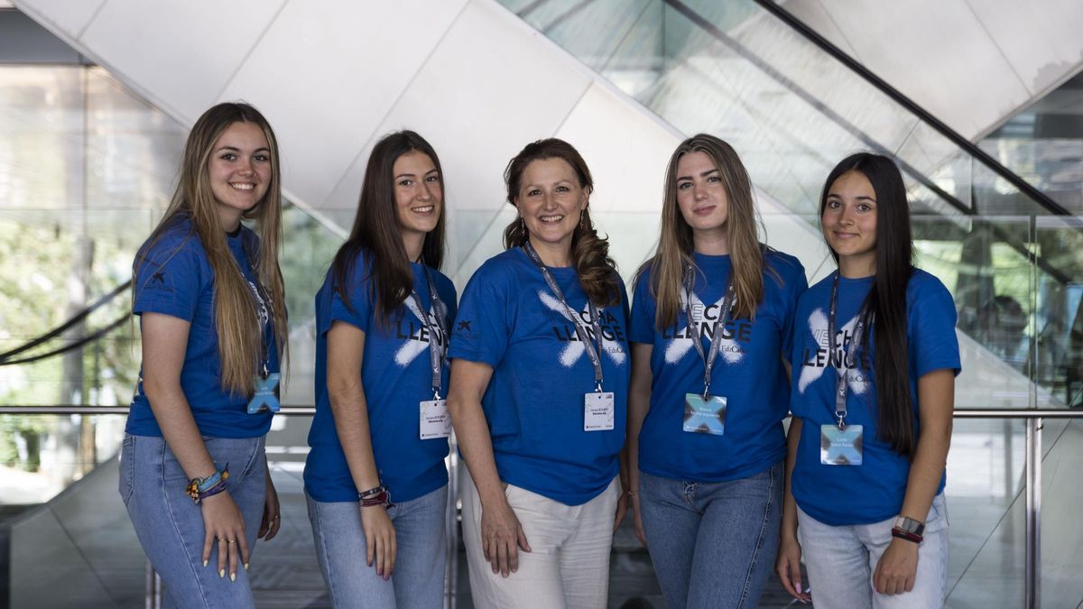 Paula, Lucía, Blanca, Julia y Laura, estudiantes y profesora del IES Medina Azahara que representarán a Córdoba en las Naciones Unidas en Estados Unidos.