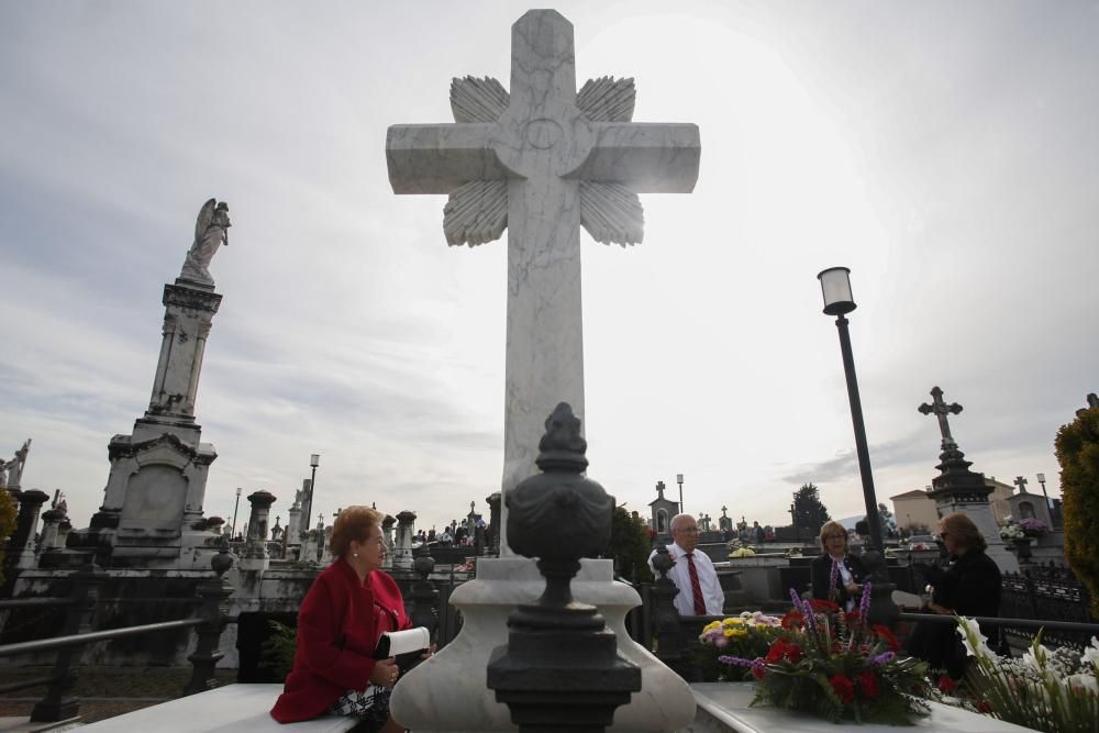 Día de los Difuntos en el cementerio de la Carriona, Avilés