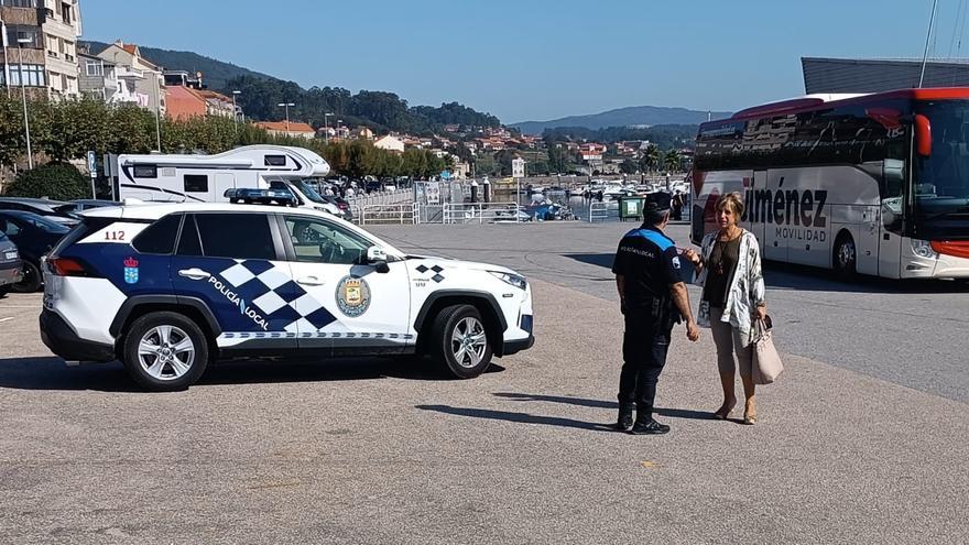 Un plan especial de aparcamiento en Combarro tratará de evitar colapsos de autobuses en el puente del Pilar