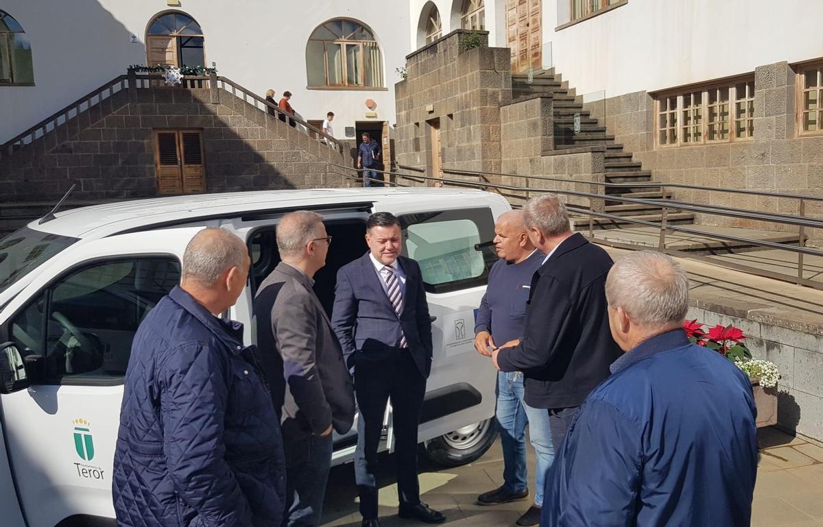 Teodoro Sosa, en calidad de presidente de la Mancomunidad del Norte, junto al alcalde de Teror, José Agustín Arencibia, y otras autoridades durante el acto de entrega de dos furgones eléctricos.