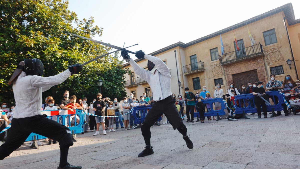 Dos estudiantes de esgrima antigua, durante la exhibición que ofrecieron ayer en la Corrada del Obispo