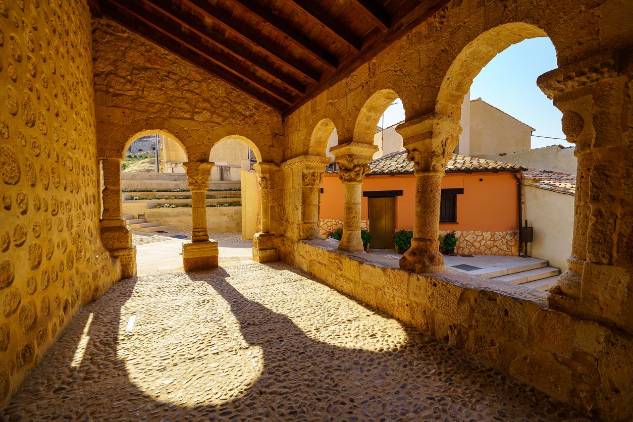 Claustro románico con arcos de piedra en la iglesia de San Miguel en el pueblo de San Esteban de Gormaz.