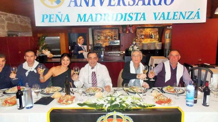 Una cena anterior de la peña de A Valenzá. // FDV