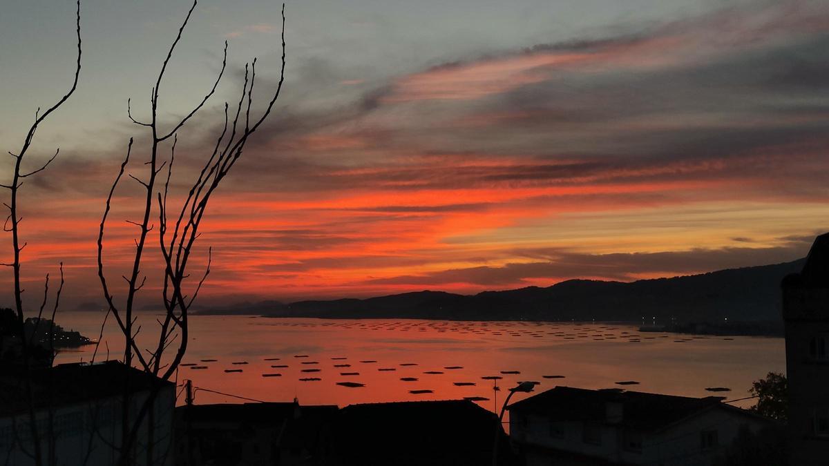 Colores rojos, naranjas y amarillos en un atardecer en la ría de Vigo