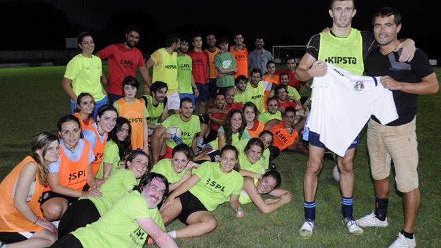 Jerry Holmes, segundo por la derecha, junto al presidente y los jugadores del Irmandinhos. // Bernabé