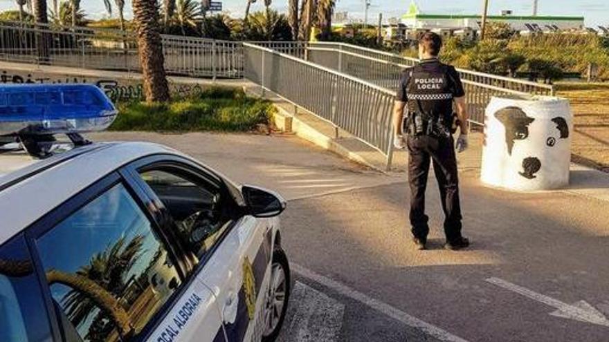 Un agente en la desembocadura del Carraixet