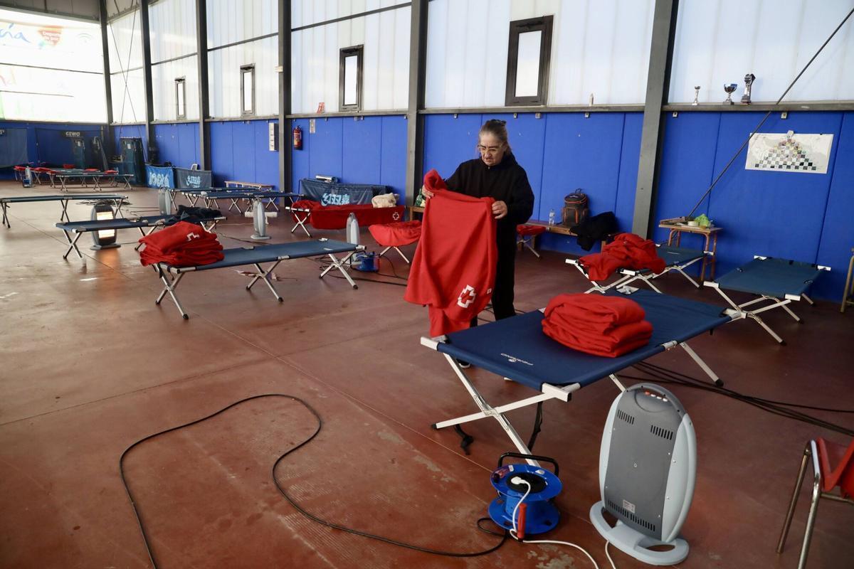 Los vecinos de la barriada de Doña Ana en la Estación de Cártama, junto al operarios Infoca, limpian los estragos de la nueva inundación provocada por la crecida del Guadalhorce durante la borrasca Francis