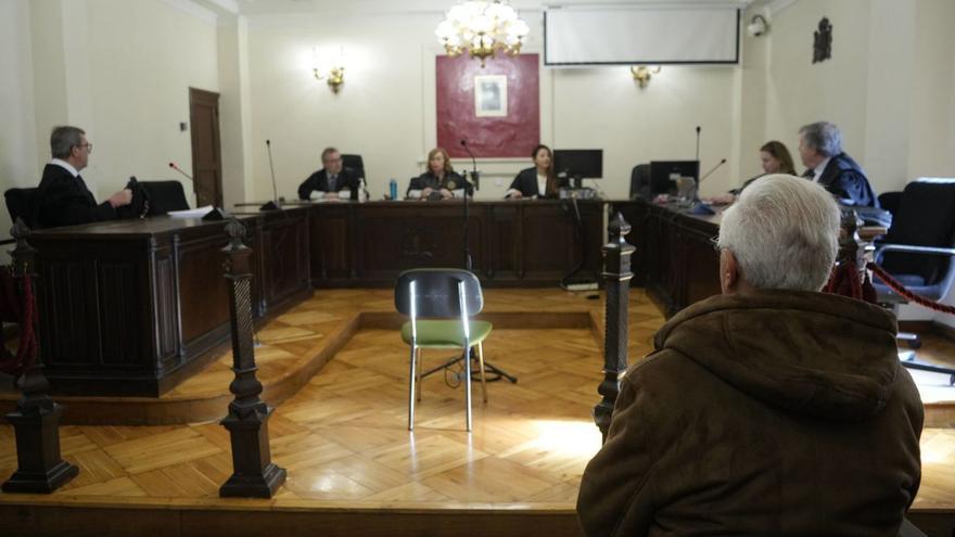 El imputado en el banquillo de los acusados minutos antes de inicirse la vista oral en la Audiencia. | JOSE LUIS FERNÁNDEZ