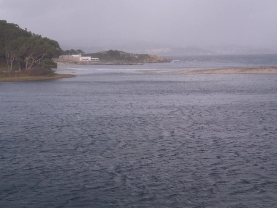 El mar se "come" el dique que separa el Lago dos Nenos y la Playa de Cíes