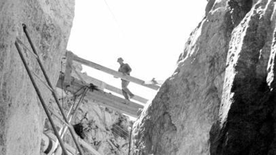 Baugerüste aus Holz: Die Arbeiten an den Felswänden waren nicht ungefährlich.   | FOTO: ARCHIV DM