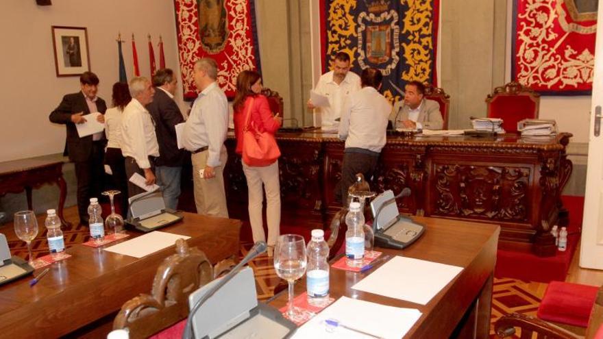 Imagen del Pleno tras el abandono de la oposición de sus respectivos sillones.