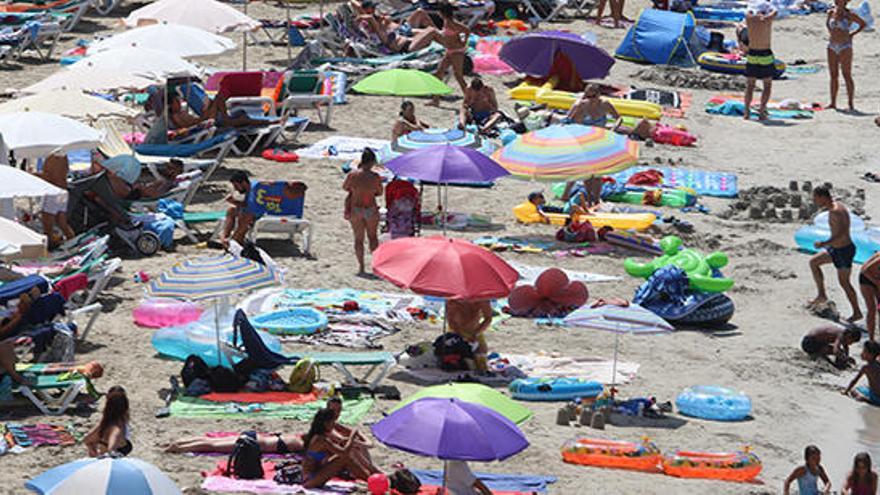 Turistas en la playa de Portinatx.