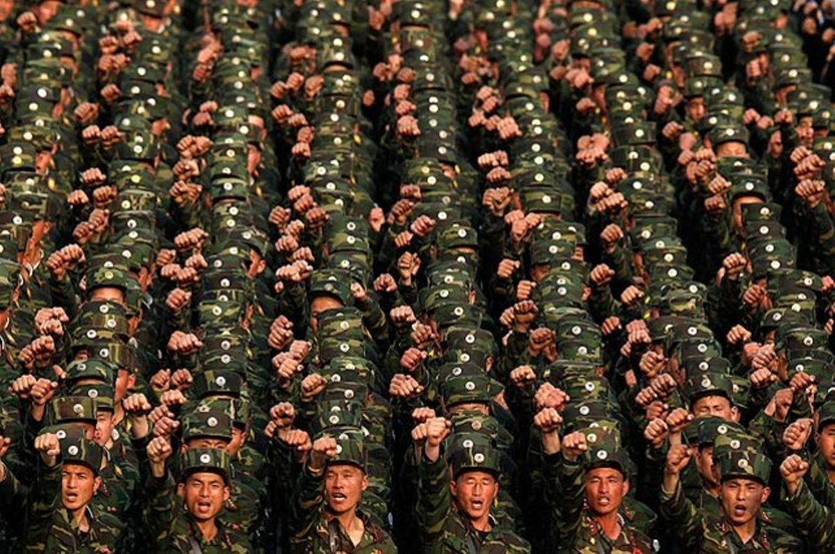 Soldats nord-coreans canten a la plaça Kim Il-sung en el centre de Pyongyang durant una protesta contra el president enemic de Corea del Sud.
