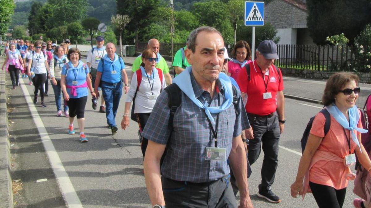 Participantes en la marcha, rumbo a Covadonga. | J. M. C.