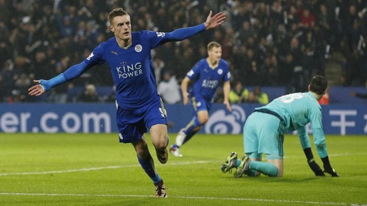 Jamie Vardy celebra el primer gol del Leicester tras superar a Courtois con un remate desde cerca