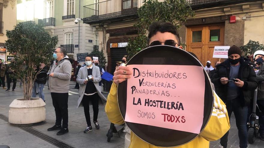 La protesta de los hosteleros valencianos llega a las puertas de la Generalitat
