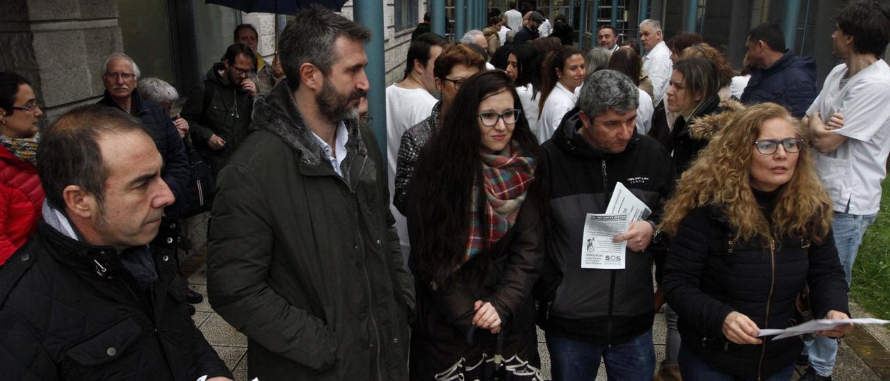 El alcalde de Vilagarcía, Alberto Varela, en una concentración en el centro de salud de San Roque previa a la pandemia.