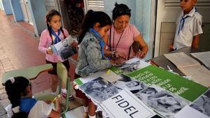 Niños de una escuela de La Habana preparan un mural con imágenes de Fidel Castro para conmemorar el primer aniversario de su muerte.