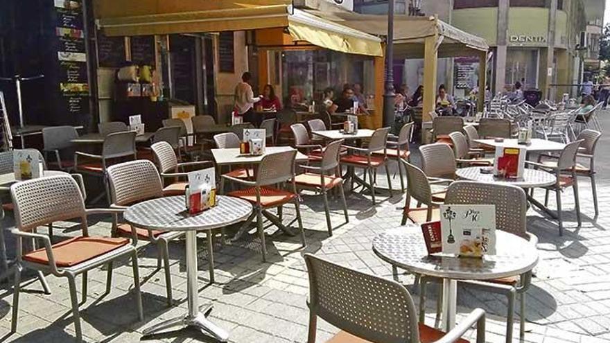 Clientes sentados, consumiendo en las terrazas de algunas cafeterías de la plaza de España de Inca, ayer por la tarde.