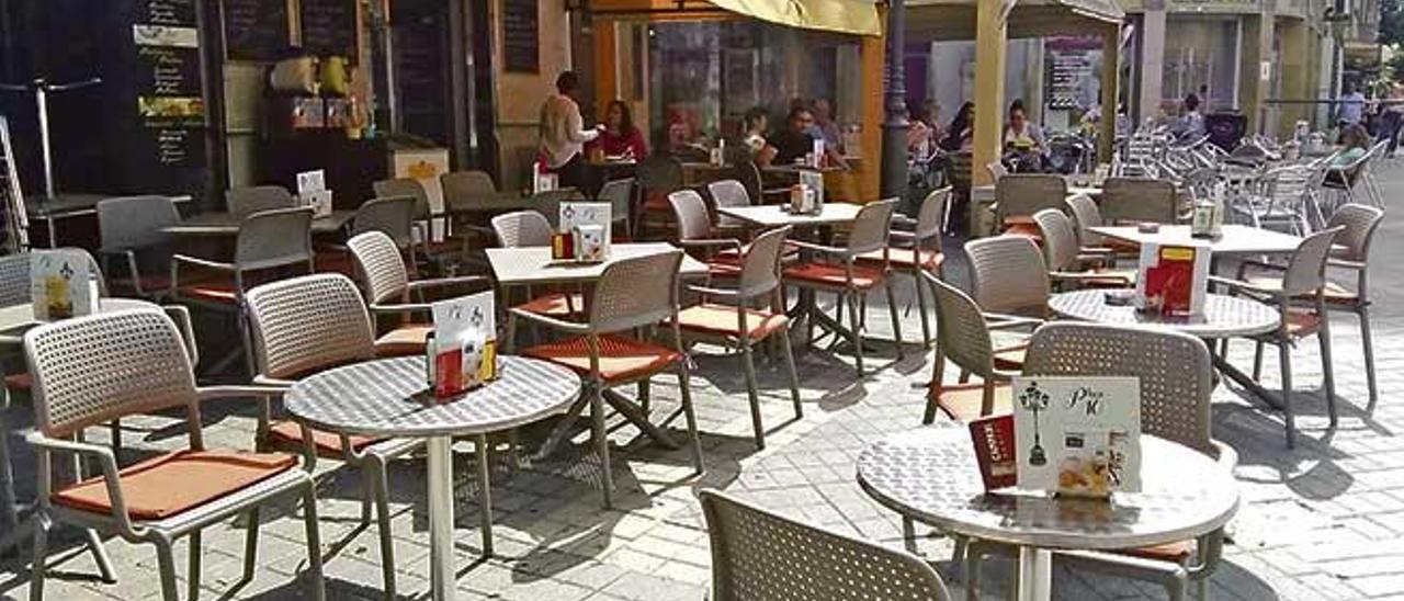 Clientes sentados, consumiendo en las terrazas de algunas cafeterías de la plaza de España de Inca, ayer por la tarde.