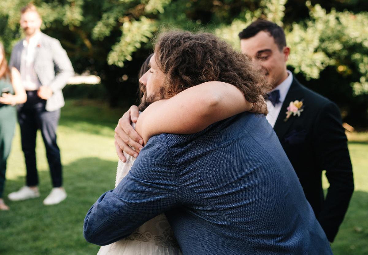 La novia, abrazada a Armando, se emocionó con la ceremonia que preparó, &quot;y a Marcos estuvo a punto de soltar la lagrimita&quot;, recuerda.