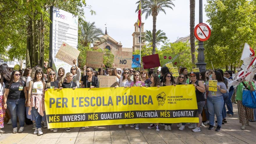 TORREVIEJA I Protesta de la jornada de huelga de los docentes contra los recortes en Educación