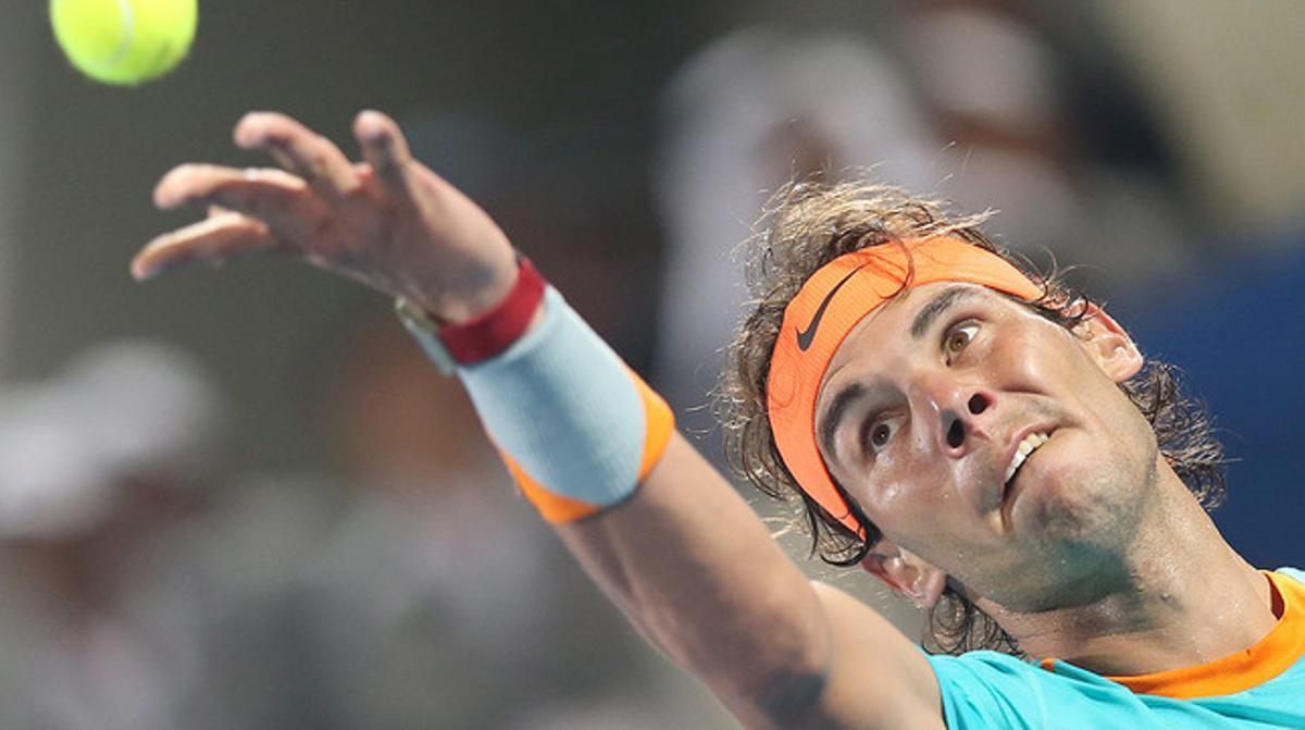 Rafael Nadal fa una sacada en un moment del partit contra Stanislas Wawrinka a Abu Dhabi. Rafael Nadal fa una sacada en un moment del partit contra Stanislas Wawrinka a Abu Dhabi.