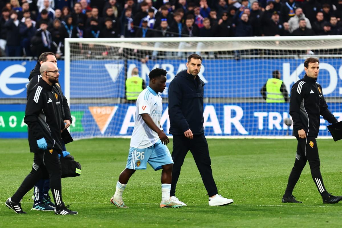 Mawuli Mensah se marcha del campo acompañado por Sellés.