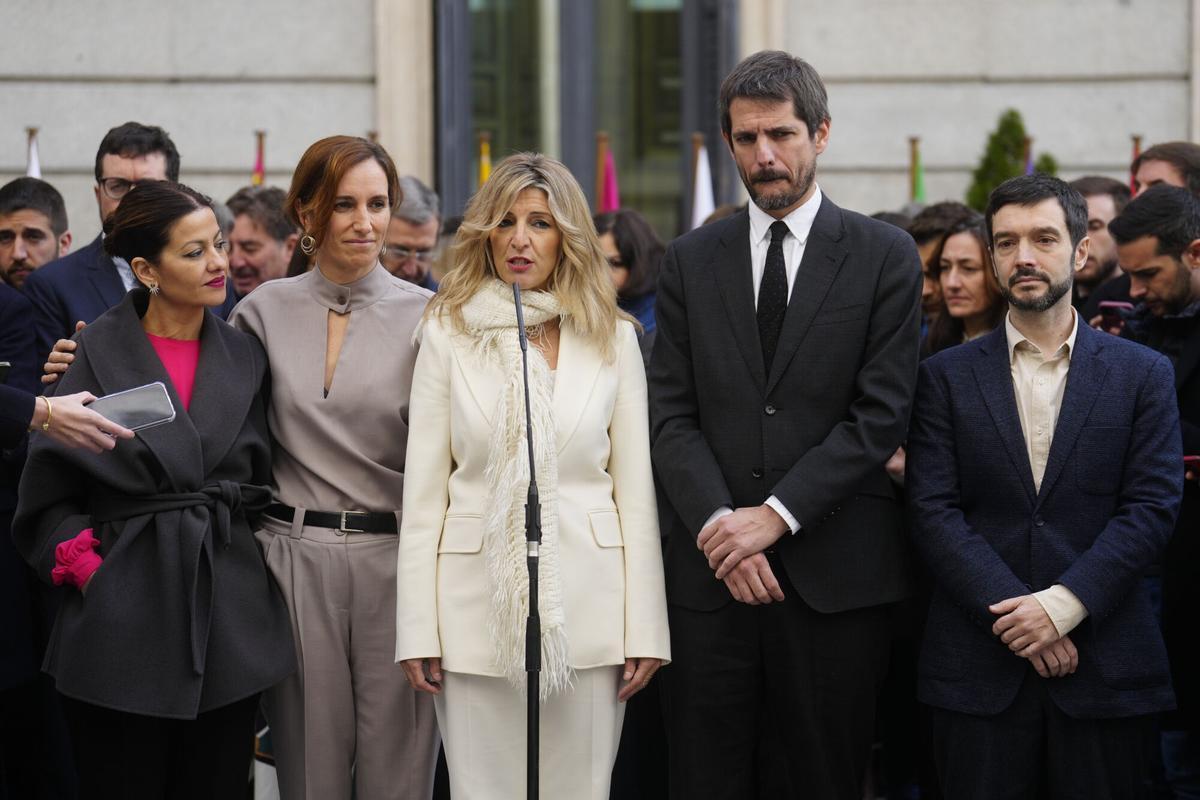 La vicepresidenta segunda y ministra de Trabajo y Economía Social Yolanda Díaz (c), acompañada de los demás ministros de Sumar, Sira Rego (i-d), Mónica García, Ernest Urtasun y Pablo Bustinduy en una imagen de archivo.