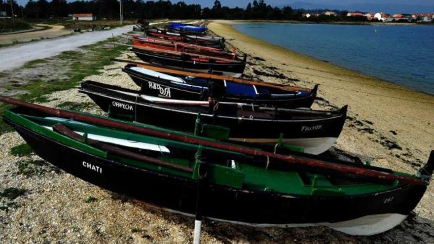 As Dornas permanecen varadas na praia do Bao da Illa á espera de topar un lugar onde ser gardadas durante o inverno.  // Iñaki Abella