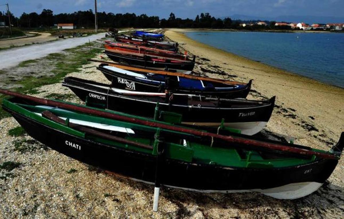 As Dornas permanecen varadas na praia do Bao da Illa á espera de topar un lugar onde ser gardadas durante o inverno.  // Iñaki Abella