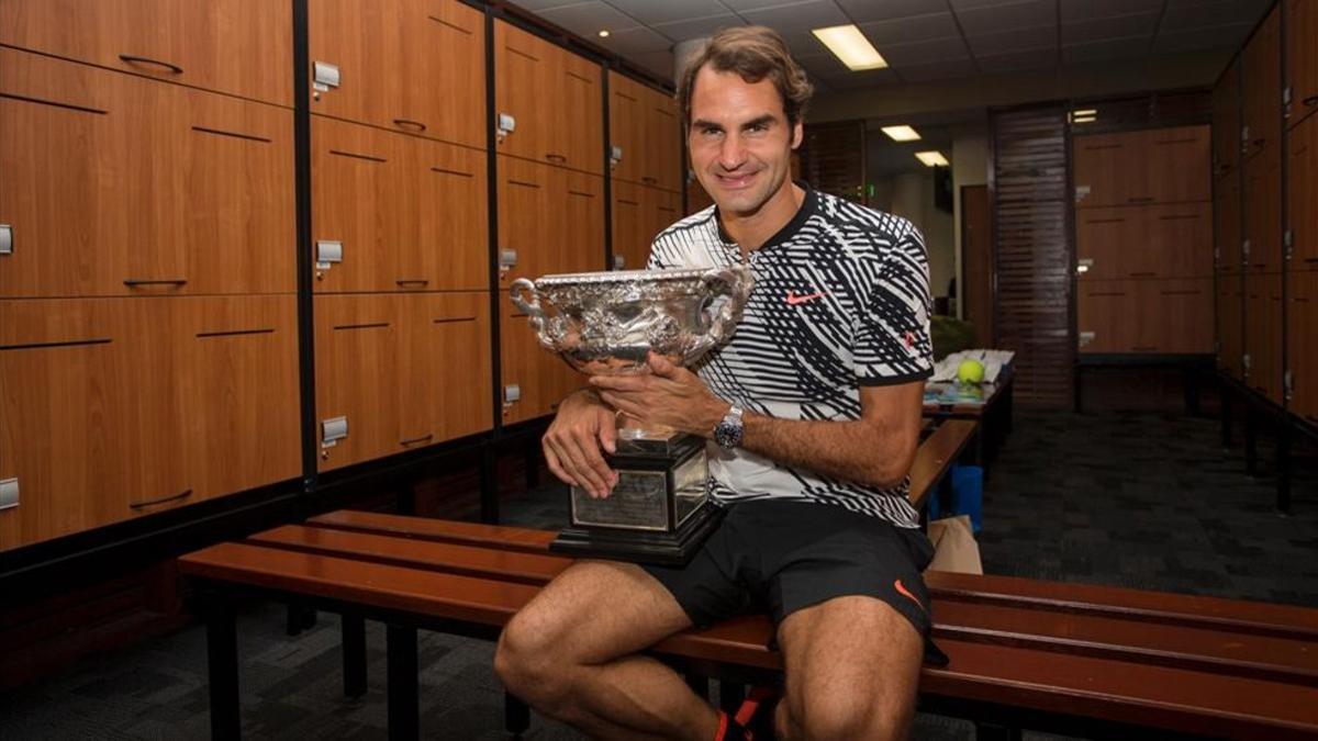 Roger Federer, abrazado a la copa Norman Brookes